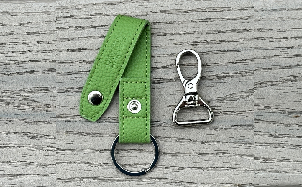 BANDI Key chain in faux leather. Kiwi green strap with fixed key ring and removable clip.