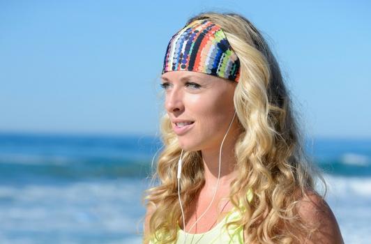 Model at beach with pocketed headband 
