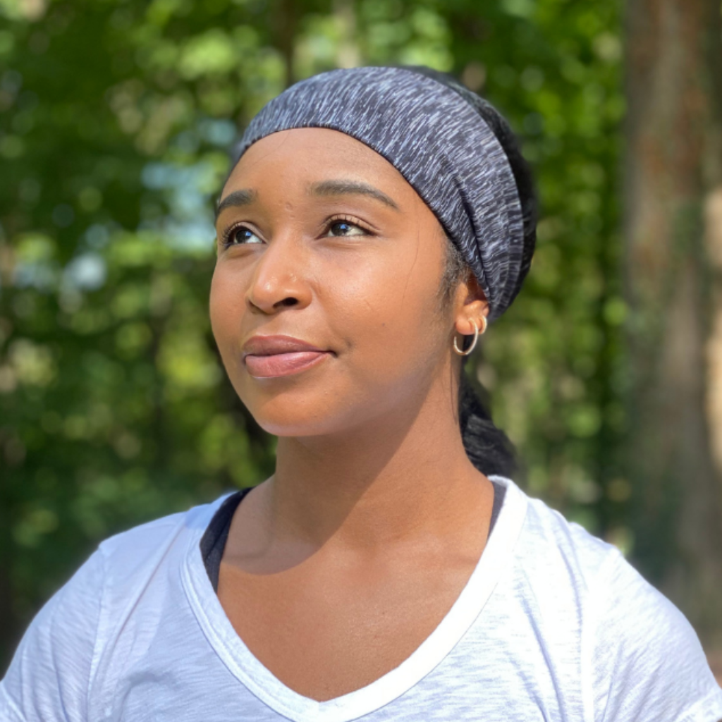 Woman wearing Strata black/white BANDI Wear headband
