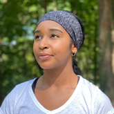 Woman wearing Strata black/white BANDI Wear headband